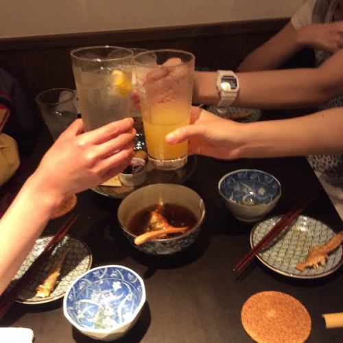 落ち着いた店内で語らいを