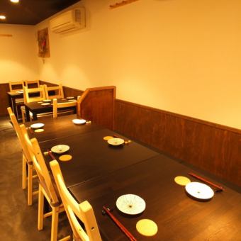 【Table Seating】 Maximum of 15 guests can use the sofa seat on the wall side.