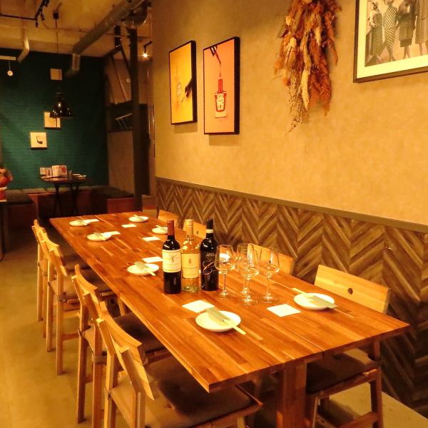 Our stylish and warm restaurant can also be reserved for private use! We have many courses with all-you-can-drink options, making it perfect for company parties, drinks with friends, and girls' night out. Seats include table seats, sofa seats, and terrace seats. You can enjoy it in various scenes.