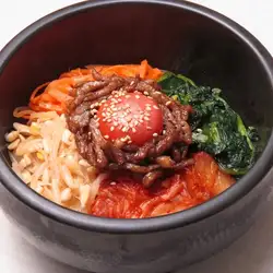 石頭煮熟的石鍋拌飯