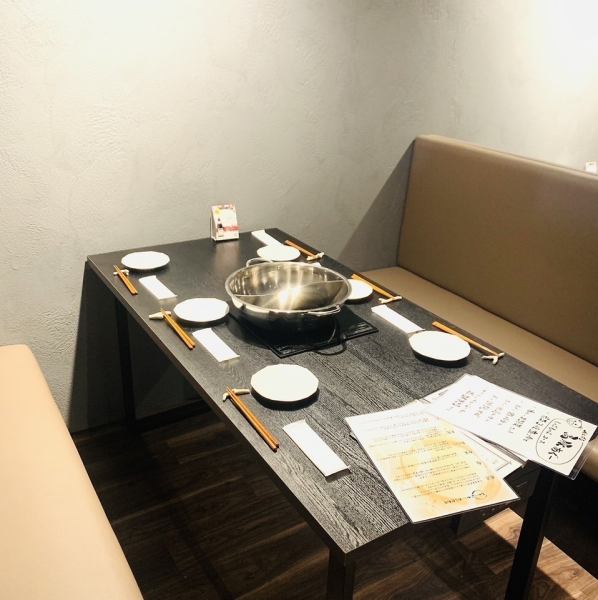 当店では、プライベート感を大切にした空間でお食事をお楽しみいただけます。4名席を3卓、6名席を3卓ご用意しており、幅広い人数に対応可能です。ご友人との集まりなど、様々なシーンに最適な環境です。ゆったりとしたひとときを、ぜひ当店でお過ごしください。