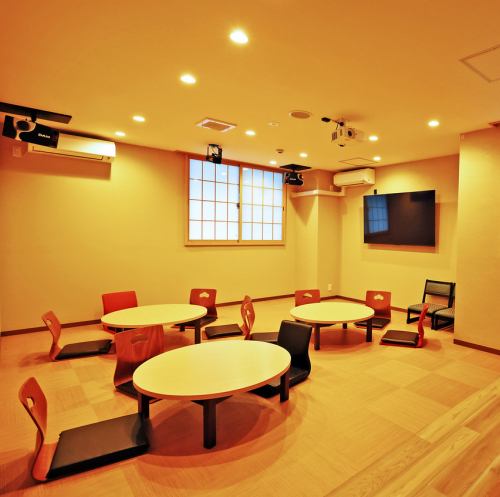 <p>【最大30名様まで収容可能な宴会スペースも】フラットルームでは靴を脱いでゆったりとくつろぎながらコースメニュー、カラオケや映像を楽しみながらお食事いただけます！クッションスペース・お子様連れでも安心♪</p>