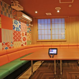 賑やかイラストのお部屋で撮影映えも！