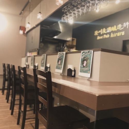 <p>お一人様も大歓迎！カウンター８席！　ゆっくり1人飲み、０次会、お仕事終わりのサク飲み、ご利用動機は様々！初めてのお客様、女性のお客様も入りやすいアットホームな雰囲気です♪</p>