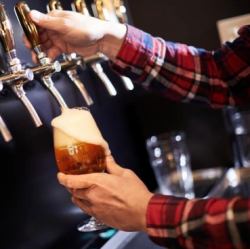 自社工場直送の生ビールを量り売り