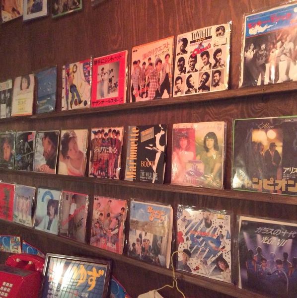 Inside the store, there are records lined up in rows and rows...including famous records of nostalgic idols.Pick up the one you're interested in and take a look ♪ [Chigasaki/Asian food/Lunch/Welcome and farewell party/Lunch drinking/Izakaya]