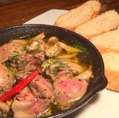Chicken liver and mushroom Ahijo with baguette