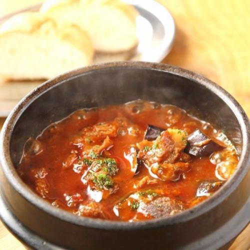 Stewed tomato with domestic trout beef streaks and fried eggplant