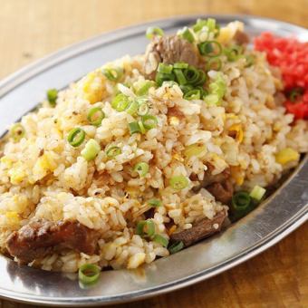 Beef stir-fried rice with garlic