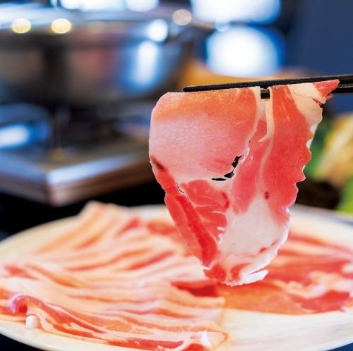 A course of 150g of Agu pork (pie pork) shabu-shabu, served in pork bone soup, 4,400 yen (tax included)