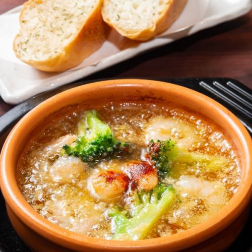 [Blow away the fatigue of work!] Shrimp and broccoli ajillo with baguette ◎ 1,120 yen (tax included)