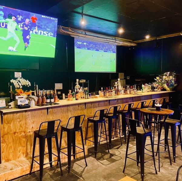 一人飲みもOK。カウンターでゆったり、スポーツ観戦を楽しむ贅沢時間目の前の大型モニターでスポーツ観戦を楽しみながら、バーテンダーとの会話や、ゆっくりとお酒を味わう贅沢な時間をお過ごしいただけます。仕事帰りにふらっと立ち寄れる気軽さと、程よいにぎやかさが魅力。もちろん、デートや友人との語らいにも◎。