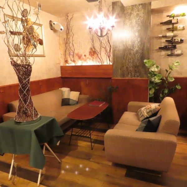ゆったり座れるおすすめのソファ席★女子会やカフェ使いにぜひ！その他店内もテーブル席にリニューアル！以前よりもご利用しやすくなっております。まずはお気軽に下見やカフェ使いで…♪営業時間内でお問い合わせもお待ちしております。