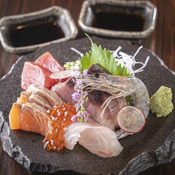 その日仕入れの新鮮魚介を味わう、見た目も華やかで彩り美しいお造り盛り合わせ