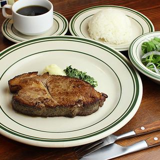 ランチも営業中♪お肉料理で大満足！