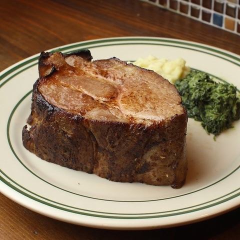 ボリューム満点のステーキは見た目のインパクトも満点◎