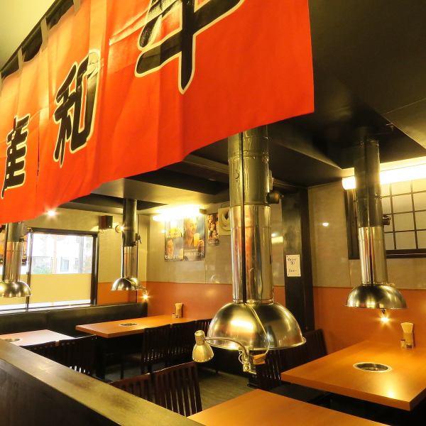 広々とした6名様掛けのテーブル席はみんなで焼き肉を囲んでわいわい楽しむのにぴったりのお席です！一家団らんの場としても、会社や地域の方との宴会の場としてもお使いいただけます◎