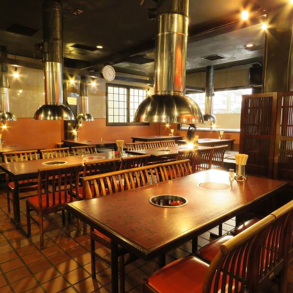 当店自慢の料理やドリンクを、広めのテーブル席で味わってみてはいかがですか？会社宴会や気の合う仲間との飲み会など、各種用途に合わせてご利用ください！ご予約はぜひお早めに。