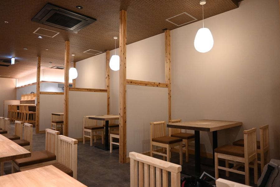 【ゆったり使えるテーブル配置】4名掛けテーブル席を中心に配置し、通路幅にもゆとりを持たせた店内設計。グループ利用や宴会でも窮屈さを感じにくく、落ち着いて食事と会話をお楽しみいただけます。