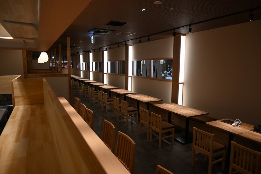 【シーン別に使える】店内は少人数から大人数まで利用しやすいフロア。観光、宴会、普段使いまで幅広いシーンに対応。マル都水産は、食を通じて人が自然に集まり、交流が生まれる空間を提供します。