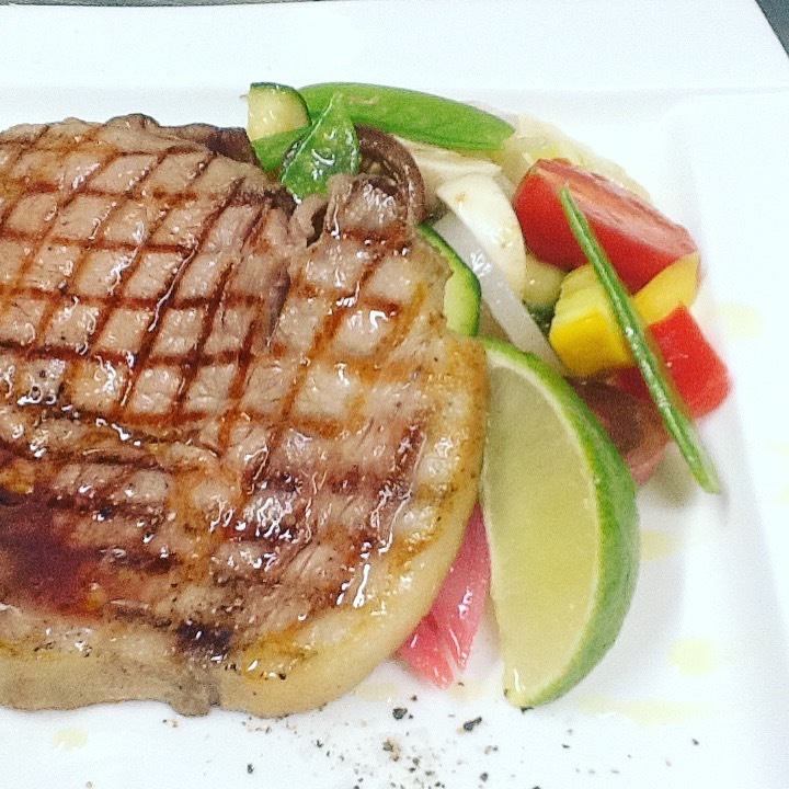 《Smoky flavor like BBQ!》 Grilled roast pork and marinated vegetables
