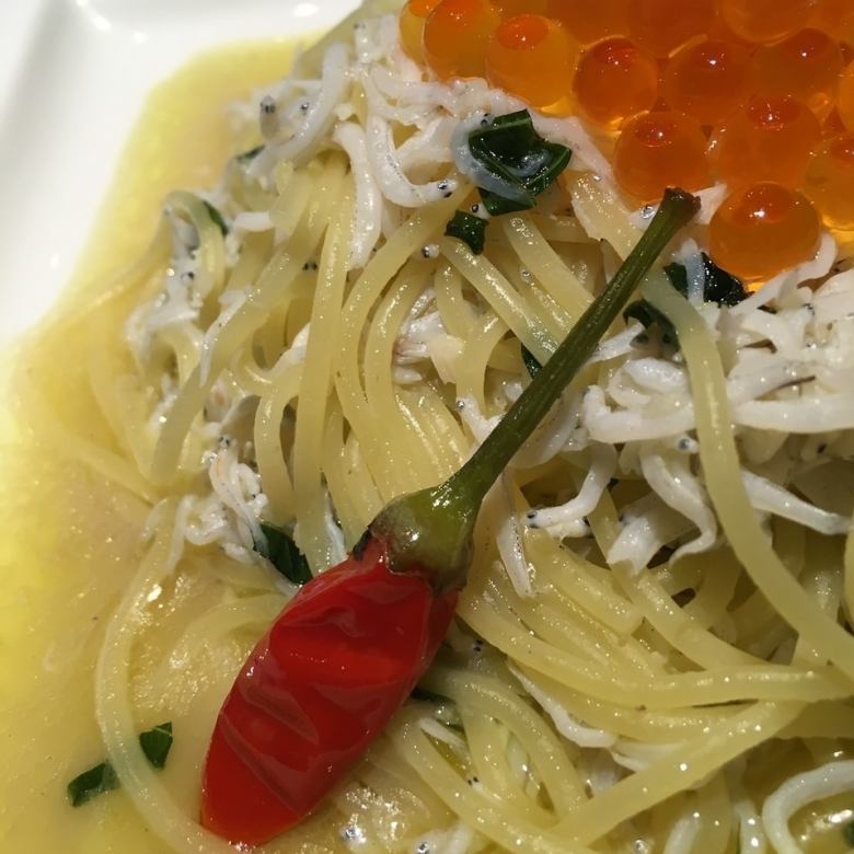 << The raw pasta of the udon shop is different! >> Peperoncino of fried whitebait