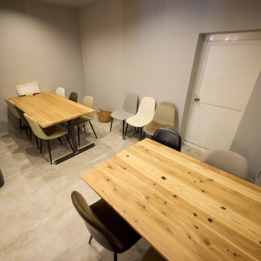 【各種ご宴会や大切な記念日にも◎】白色を基調としたお洒落なプライベート空間は、大人デートや誕生日・記念日などの特別な日を過ごすのにぴったり！ゆったりと寛げる落ち着いた雰囲気の中、厳選されたお酒と絶品創作メニューを囲み、思い出に残るひとときをお楽しみください♪お祝いのサプライズ演出も可能です◎