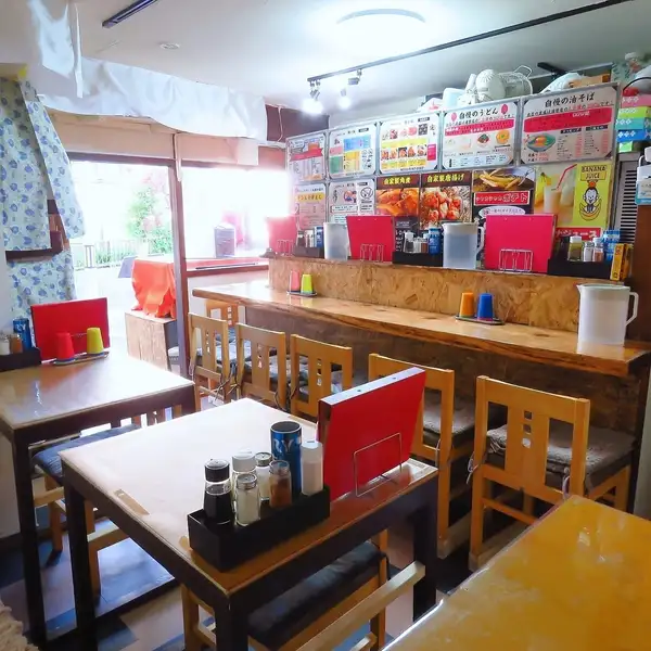 夫婦二人で営む温かみのあるお店は、どこか懐かしく居心地の良い空間。心のこもった接客と手作りの料理で、初めての方でも安心して過ごせます。ゆったりとした時間が流れる、ほっと落ち着ける場所です。