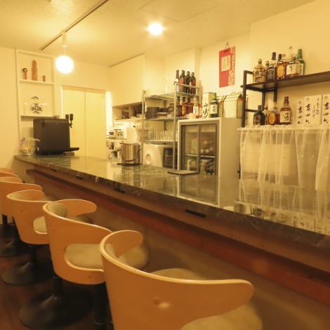 【一人でも落ち着くカウンター席】お一人様でも気軽に利用できるカウンター席。程よい距離感と明るさで、地下にいながらも閉塞感を感じません。静かに飲みたい日も、スタッフとの会話を楽しみたい日も、心地よく過ごせます。