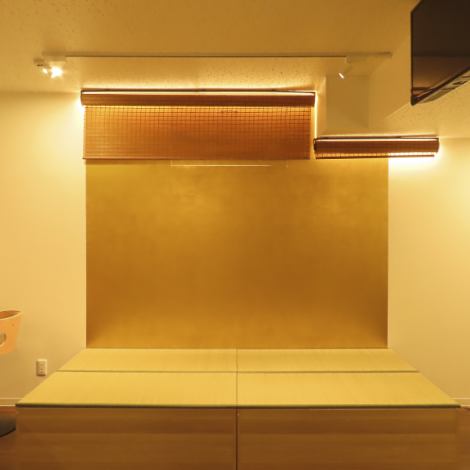 【自在に使えるテーブル席】椅子部分を動かし結合することで舞台としても使えるテーブル席。イベントや発表、特別な集まりにも対応可能です。普段は落ち着いた飲食空間として、シーンに応じて表情を変えられるのが魅力です。