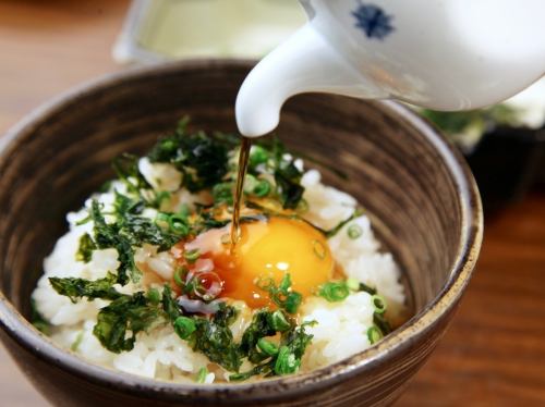 橄欖雞配雞蛋和米飯