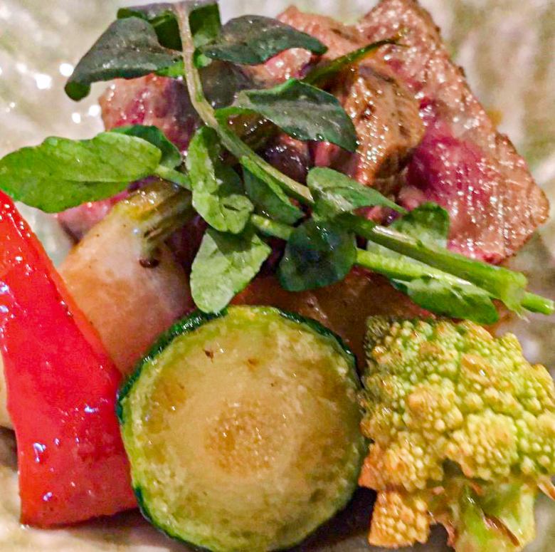 Stone-grilled rare steak of beef thigh and seasonal vegetables