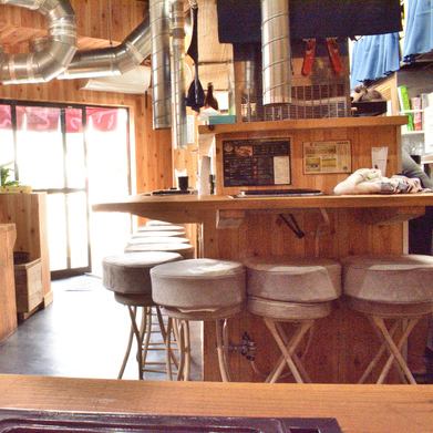 【カウンター席でひとり贅沢♪】当店ではカウンター席もご用意しており、お一人でも気軽に訪れることができます。落ち着いた雰囲気の店内で、じっくりとお料理やお酒をお楽しみください。厳選されたお肉や新鮮な豚ホルモンを使用したお料理の数々を楽しむ、贅沢な時間をお過ごしください。