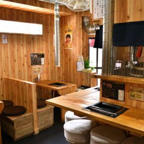 最大4名様までご着席可能なテーブル席です。ご家族・ご友人とのお食事や会社仲間との飲み会など、少人数のお食事会におすすめなお席となっております。落ち着いた雰囲気の漂う心地よい空間で、お食事時間をお楽しみください。