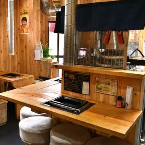 恋人や親しいご友人と隣同士でご着席いただけるカウンター席です。会話に花を咲かせつつ、当店自慢のお料理の数々をゆっくりとお楽しみいただけます。