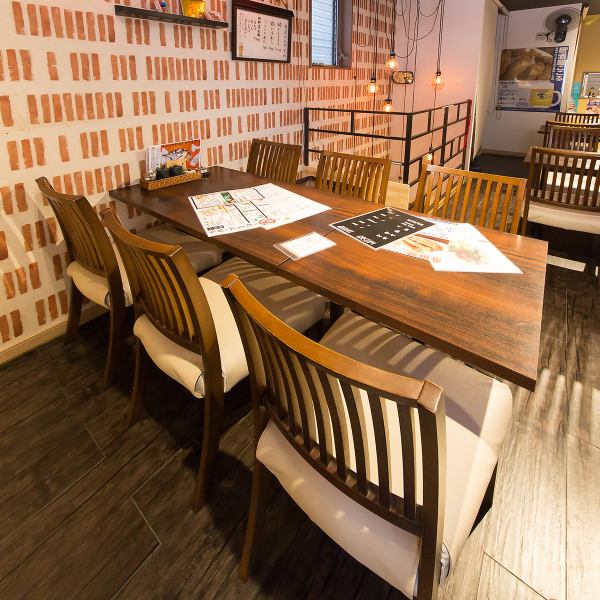 ≪店内席数≫当店は総席数19席をご用意しています。1階にはカウンター席5席、2階には4名テーブル×2つと6名テーブル1つの合計14席があり、小規模の貸切パーティーにも柔軟に対応可能です。特別な日のお祝いに最適なスペースを提供しており、リラックスした雰囲気の中で楽しい時間をお過ごしいただけます！