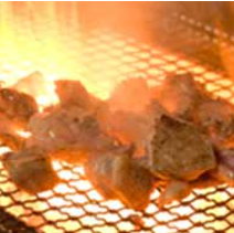 炭火でじっくり焼き上げる