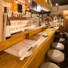 居酒屋「ここる」では、1階のカウンター席と2階の半個室6名テーブル席をご用意。店内は落ち着いた雰囲気の中、女子会や小規模宴会に最適です。プライベート感を大切にした空間で、周囲を気にせず楽しい時間をお過ごしいただけます。また、貸切も可能なので、特別なイベントにも対応。心地よい空間で