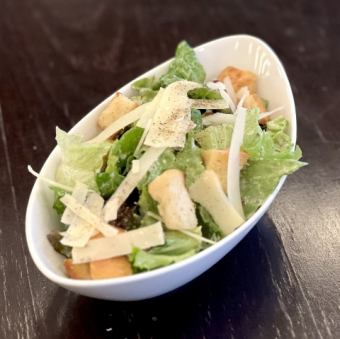 グラナパダーノチーズとクルトンのサラダ
