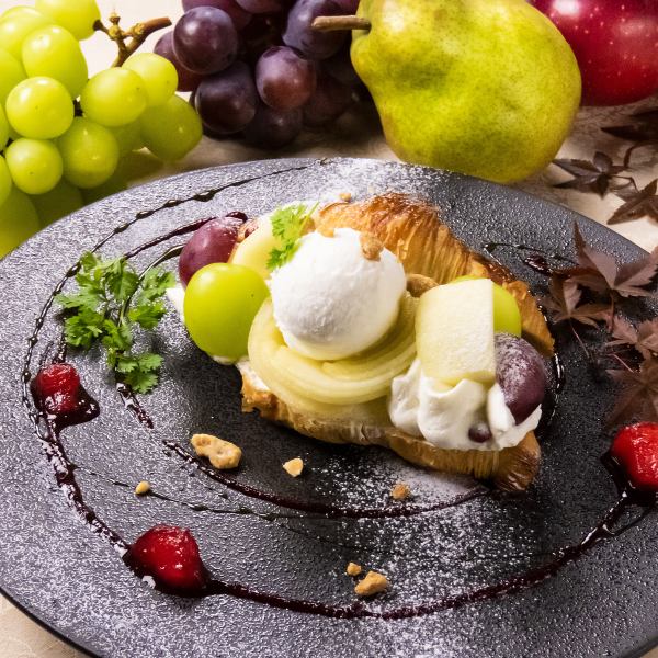【ホッとひと息つくカフェタイムには思わず写真を撮りたくなるスイーツを】ジェラート×クロワッサンサンド