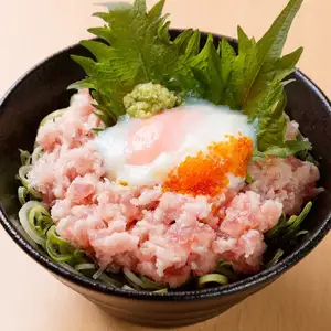 鮪魚蔥蓋飯佐溏心蛋