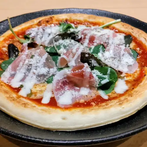 Prosciutto pizza salad