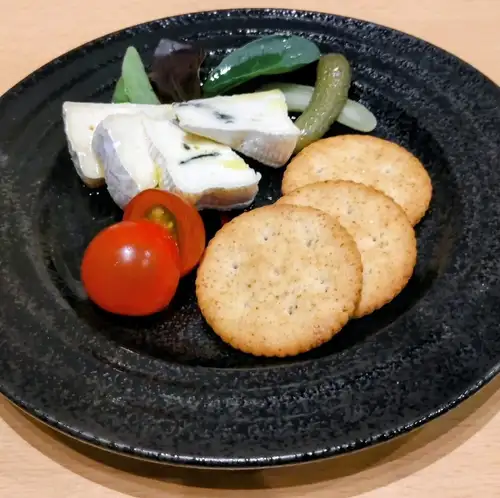Blue cheese with crackers