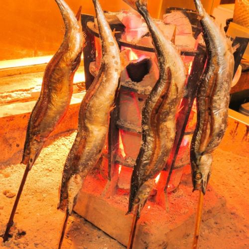 【迫力満点】鮮魚の炉端焼き　炭火でじっくり焼き上げた魚は、旨みをぎゅっと閉じ込めた絶品！