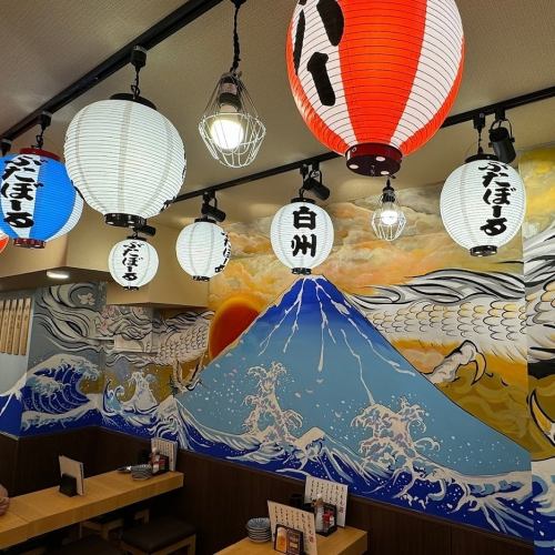 <p>店内は、赤や青の提灯や華やかで存在感抜群な壁紙が目を惹きます！明るい雰囲気の中、皆さまでワイワイとお楽しみいただけます！どこかアットホームで温かみのある空間のため、お一人様でもお気軽にお立ち寄りいただけます！お仕事終わりのサク飲みなど日常使いにご利用ください◎</p>