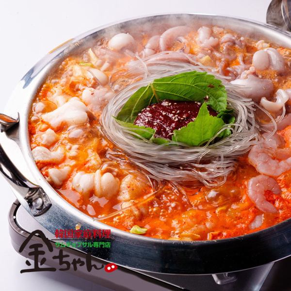 韓国式海鮮もつ鍋１「ナッコプセ」
