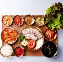 Enjoy an authentic Korean bossam set meal for lunch!