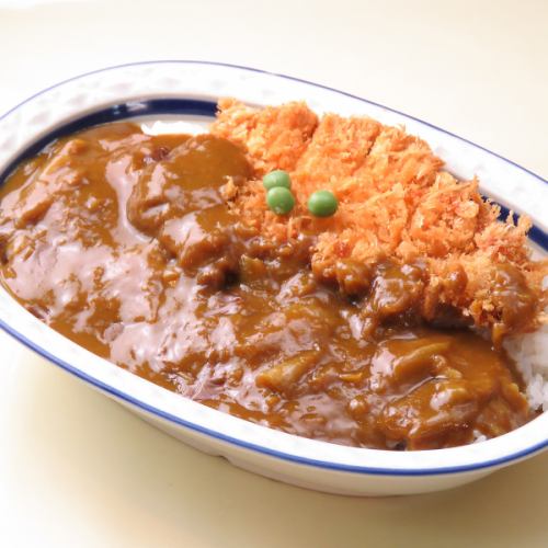 注文が来てから揚げるサクサクのカツとじっくり煮込んだカレーとの相性は抜群です！