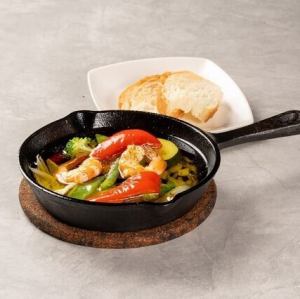 天然海老と旬の野菜のアヒージョ