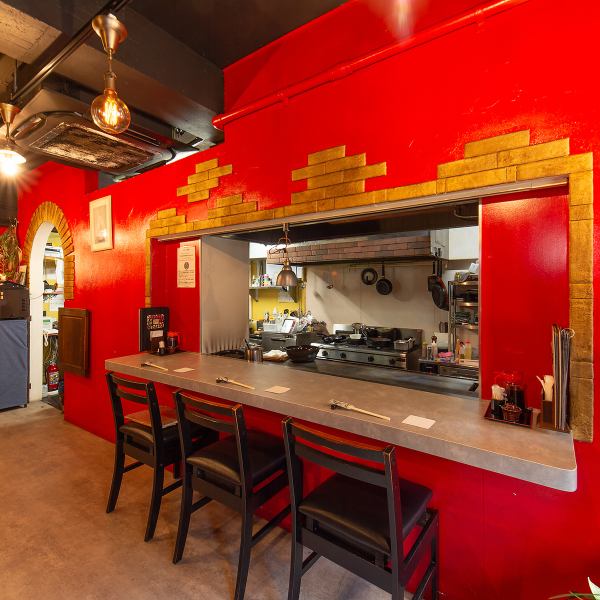 シェフの調理を目の前で楽しめる、臨場感たっぷりのカウンター席、そしてご友人との楽しいお食事に最適なテーブル席をご用意しております◎カウンターは3席、テーブルは8卓あり、総席数25席ございます。広々とした店内は宴会利用も可能で、着席時は最大28名様までゆったりとお過ごしいただけます。